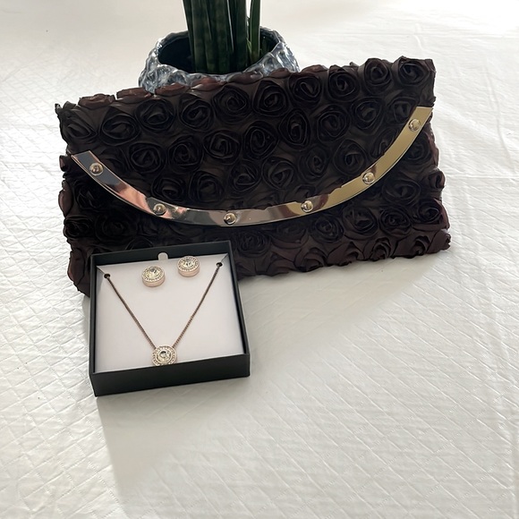 ⬇️27⬇️$21 Brown evening clutch Purse with flower 🌺 blossoms. NWOT necklace set - Picture 7 of 9